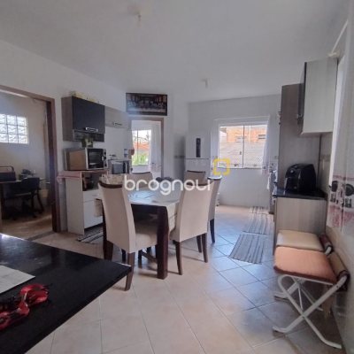 Casa com 180m², 7 garagens, no bairro Monte Cristo em Florianópolis