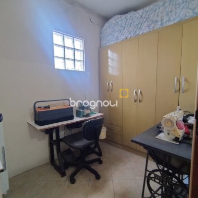 Casa com 180m², 7 garagens, no bairro Monte Cristo em Florianópolis