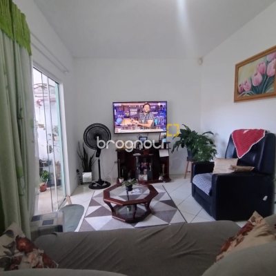Casa com 180m², 7 garagens, no bairro Monte Cristo em Florianópolis