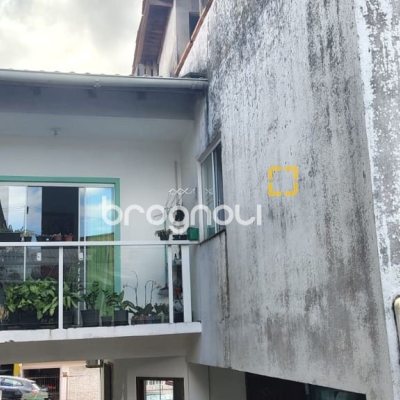 Casa com 180m², 7 garagens, no bairro Monte Cristo em Florianópolis