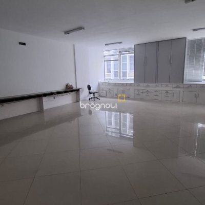 Sala com 71m², no bairro Centro em Florianópolis