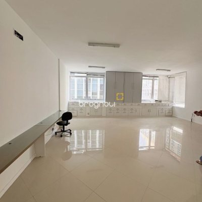 Sala com 71m², no bairro Centro em Florianópolis