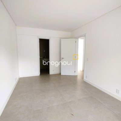 Apartamento com 176m², 3 quartos (sendo 3 suítes), 3 garagens, no bairro Cacupé em Florianópolis