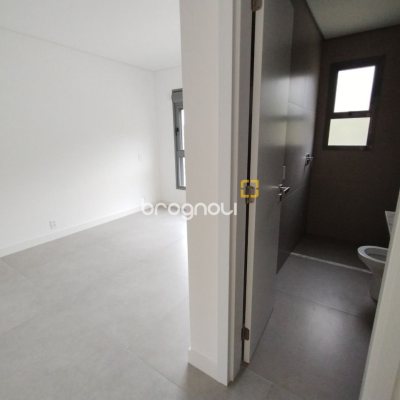 Apartamento com 176m², 3 quartos (sendo 3 suítes), 3 garagens, no bairro Cacupé em Florianópolis