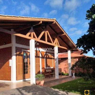 Casa com 195m², 4 quartos (sendo 2 suítes), 6 garagens, no bairro Ingleses em Florianópolis