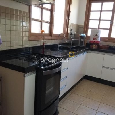 Casa com 195m², 4 quartos (sendo 2 suítes), 6 garagens, no bairro Ingleses em Florianópolis
