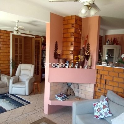 Casa com 195m², 4 quartos (sendo 2 suítes), 6 garagens, no bairro Ingleses em Florianópolis