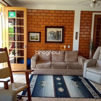 Casa com 195m², 4 quartos (sendo 2 suítes), 6 garagens, no bairro Ingleses em Florianópolis
