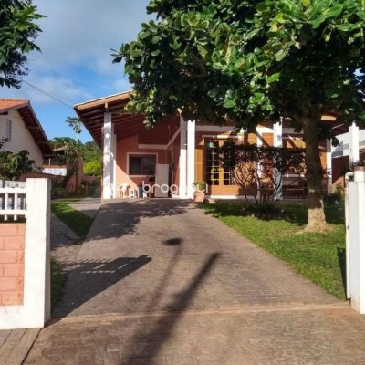 Casa com 195m², 4 quartos (sendo 2 suítes), 6 garagens, no bairro Ingleses em Florianópolis