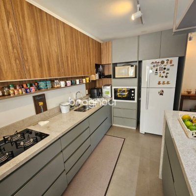 Apartamento com 79m², 2 quartos (sendo 1 suíte), 2 garagens, no bairro Córrego Grande em Florianópolis