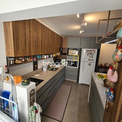 Apartamento com 79m², 2 quartos (sendo 1 suíte), 2 garagens, no bairro Córrego Grande em Florianópolis