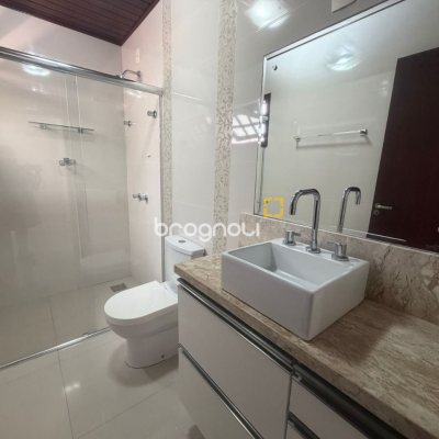 Casa com 240m², 5 quartos (sendo 1 suíte), 3 garagens, no bairro Itaguaçu em Florianópolis