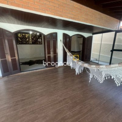 Casa com 240m², 5 quartos (sendo 1 suíte), 3 garagens, no bairro Itaguaçu em Florianópolis