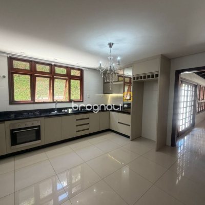 Casa com 240m², 5 quartos (sendo 1 suíte), 3 garagens, no bairro Itaguaçu em Florianópolis