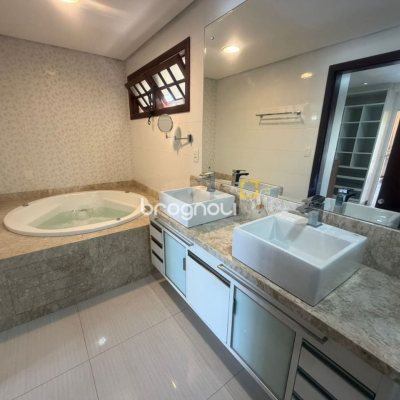 Casa com 240m², 5 quartos (sendo 1 suíte), 3 garagens, no bairro Itaguaçu em Florianópolis