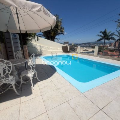 Casa com 240m², 5 quartos (sendo 1 suíte), 3 garagens, no bairro Itaguaçu em Florianópolis