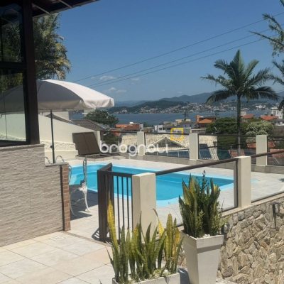 Casa com 240m², 5 quartos (sendo 1 suíte), 3 garagens, no bairro Itaguaçu em Florianópolis