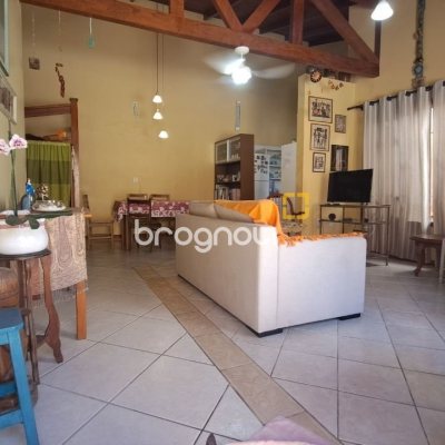 Casa com 450m², 8 quartos (sendo 3 suítes), 10 garagens, no bairro Ingleses em Florianópolis