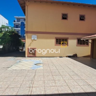 Casa com 450m², 8 quartos (sendo 3 suítes), 10 garagens, no bairro Ingleses em Florianópolis