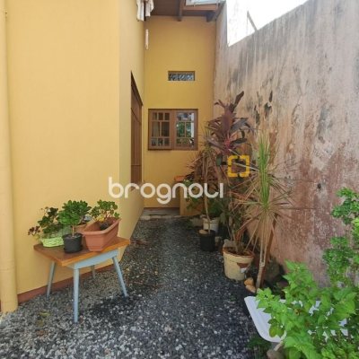 Casa com 450m², 8 quartos (sendo 3 suítes), 10 garagens, no bairro Ingleses em Florianópolis
