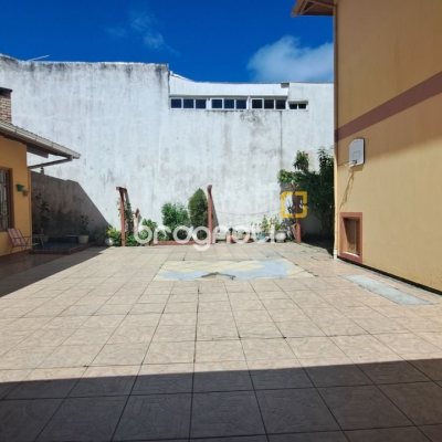 Casa com 450m², 8 quartos (sendo 3 suítes), 10 garagens, no bairro Ingleses em Florianópolis