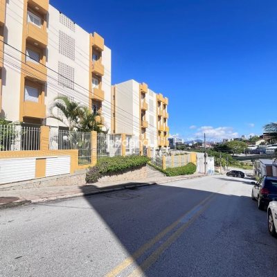 Apartamento com 57m², 2 quartos, 1 garagem, no bairro Coqueiros em Florianópolis