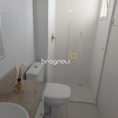 Apartamento com 76m², 2 quartos (sendo 1 suíte), 2 garagens, no bairro Carvoeira em Florianópolis