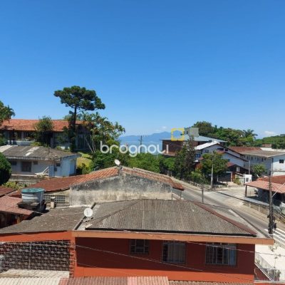 Apartamento com 76m², 2 quartos (sendo 1 suíte), 2 garagens, no bairro Carvoeira em Florianópolis