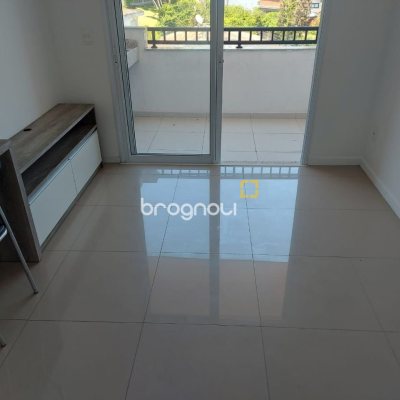 Apartamento com 76m², 2 quartos (sendo 1 suíte), 2 garagens, no bairro Carvoeira em Florianópolis