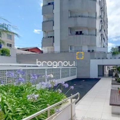 Apartamento com 76m², 2 quartos (sendo 1 suíte), 2 garagens, no bairro Carvoeira em Florianópolis