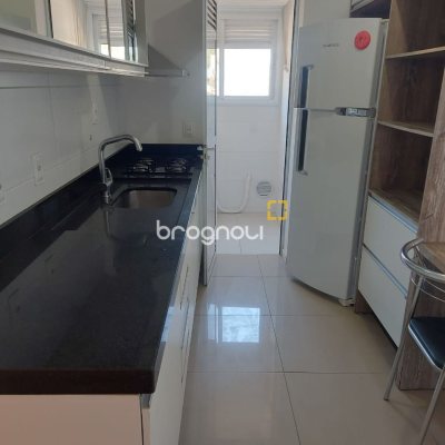 Apartamento com 76m², 2 quartos (sendo 1 suíte), 2 garagens, no bairro Carvoeira em Florianópolis