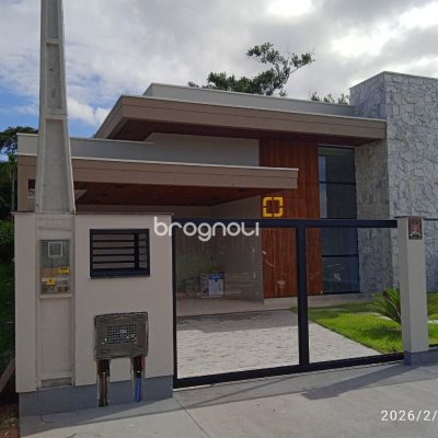 Casa com 130m², 3 quartos (sendo 1 suíte), 2 garagens, no bairro Sertão do Maruim em São José