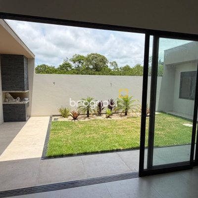 Casa com 130m², 3 quartos (sendo 1 suíte), 2 garagens, no bairro Sertão do Maruim em São José