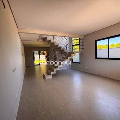 Casa com 153m², 3 quartos (sendo 3 suítes), 2 garagens, no bairro Rio Vermelho em Florianópolis