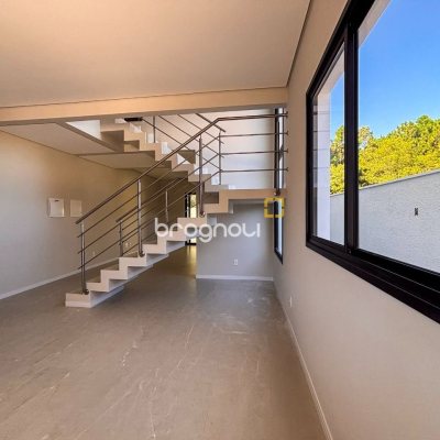 Casa com 153m², 3 quartos (sendo 3 suítes), 2 garagens, no bairro Rio Vermelho em Florianópolis