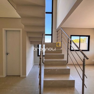 Casa com 153m², 3 quartos (sendo 3 suítes), 2 garagens, no bairro Rio Vermelho em Florianópolis