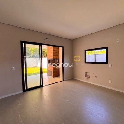 Casa com 153m², 3 quartos (sendo 3 suítes), 2 garagens, no bairro Rio Vermelho em Florianópolis