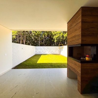Casa com 153m², 3 quartos (sendo 3 suítes), 2 garagens, no bairro Rio Vermelho em Florianópolis