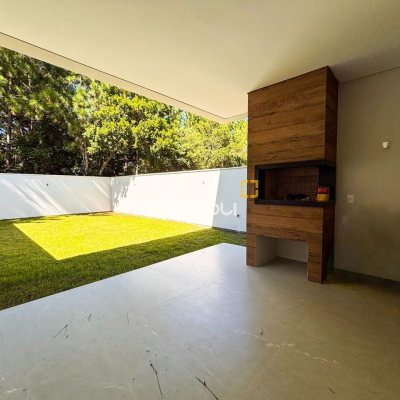 Casa com 153m², 3 quartos (sendo 3 suítes), 2 garagens, no bairro Rio Vermelho em Florianópolis