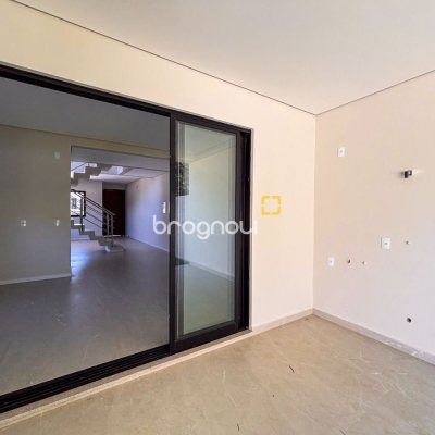 Casa com 153m², 3 quartos (sendo 3 suítes), 2 garagens, no bairro Rio Vermelho em Florianópolis