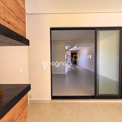 Casa com 153m², 3 quartos (sendo 3 suítes), 2 garagens, no bairro Rio Vermelho em Florianópolis
