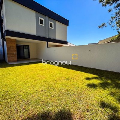 Casa com 153m², 3 quartos (sendo 3 suítes), 2 garagens, no bairro Rio Vermelho em Florianópolis