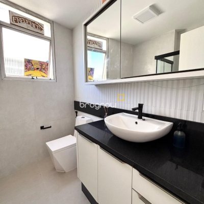 Apartamento com 202m², 4 quartos (sendo 3 suítes), 2 garagens, no bairro Centro em Florianópolis