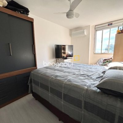 Apartamento com 202m², 4 quartos (sendo 3 suítes), 2 garagens, no bairro Centro em Florianópolis