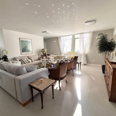 Apartamento com 202m², 4 quartos (sendo 3 suítes), 2 garagens, no bairro Centro em Florianópolis