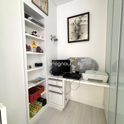 Apartamento com 202m², 4 quartos (sendo 3 suítes), 2 garagens, no bairro Centro em Florianópolis