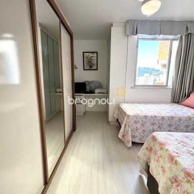 Apartamento com 202m², 4 quartos (sendo 3 suítes), 2 garagens, no bairro Centro em Florianópolis