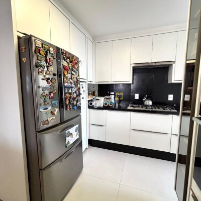 Apartamento com 202m², 4 quartos (sendo 3 suítes), 2 garagens, no bairro Centro em Florianópolis