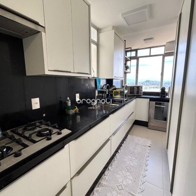 Apartamento com 202m², 4 quartos (sendo 3 suítes), 2 garagens, no bairro Centro em Florianópolis
