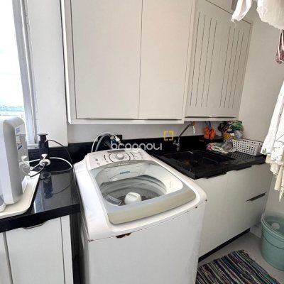 Apartamento com 202m², 4 quartos (sendo 3 suítes), 2 garagens, no bairro Centro em Florianópolis